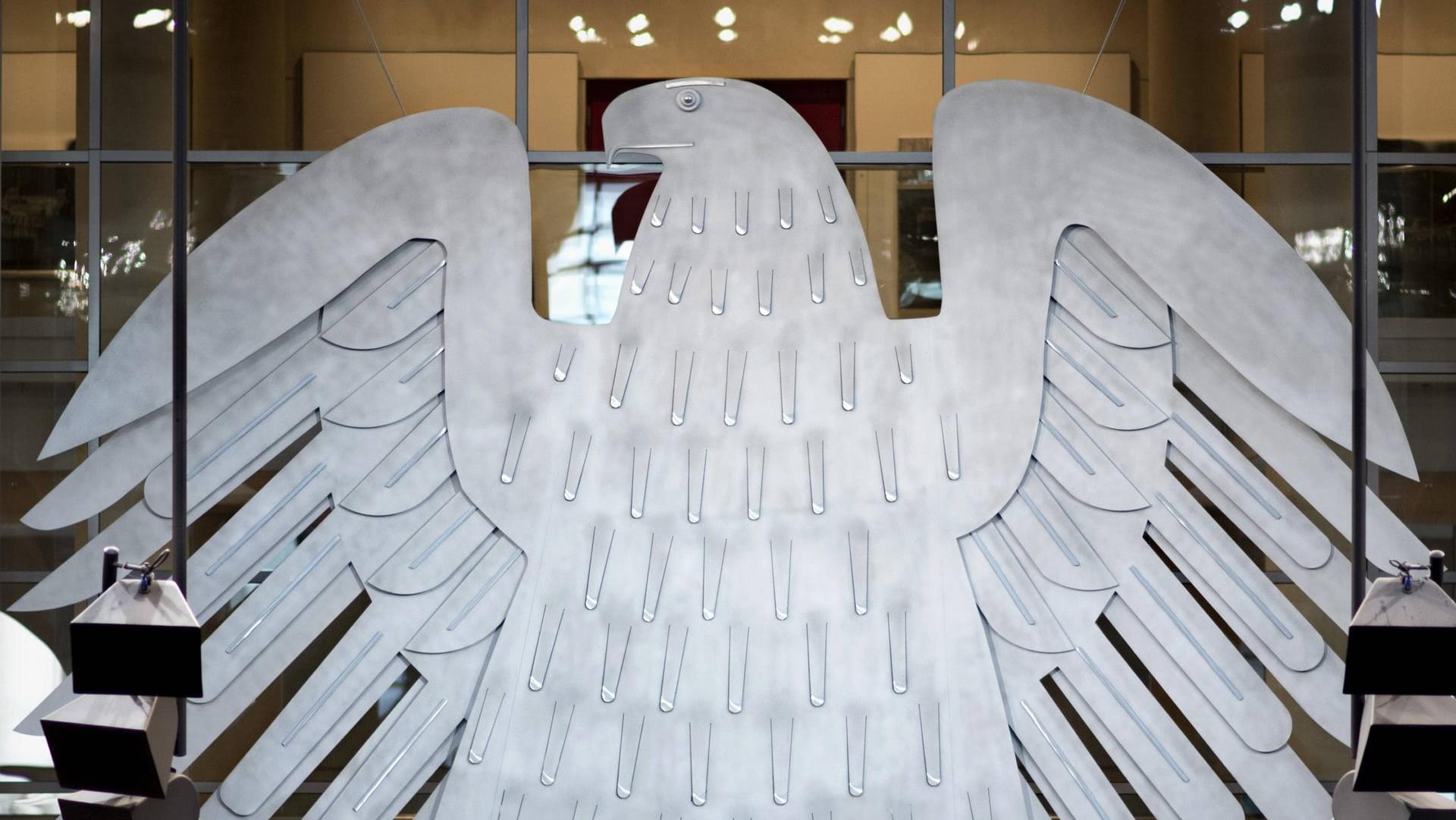 Der Bundesadler im Bundestag: Nach dem Bundesrat fordert nun die Bundesregierung den Finanzausschluss der NPD. Der Bundesadler im Bundestag: Nach dem Bundesrat fordert nun die Bundesregierung den Finanzausschluss der NPD.