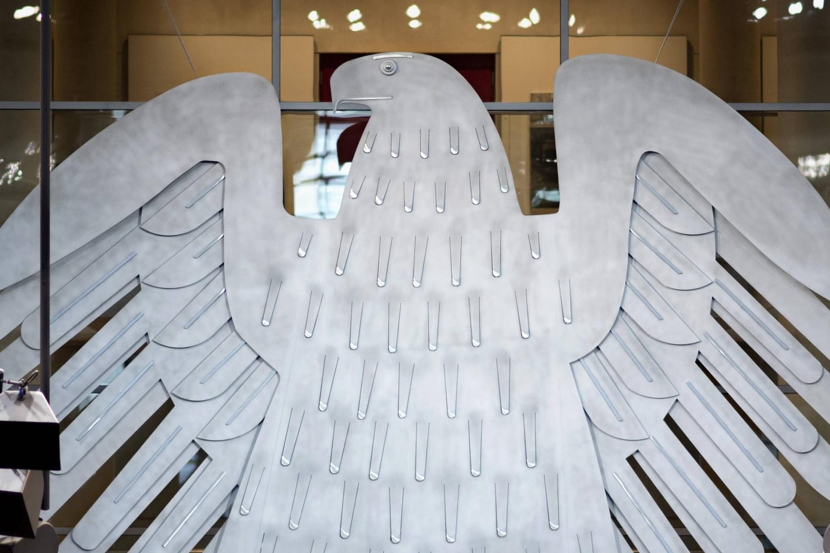 Der Bundesadler im Bundestag: Nach dem Bundesrat fordert nun die Bundesregierung den Finanzausschluss der NPD.