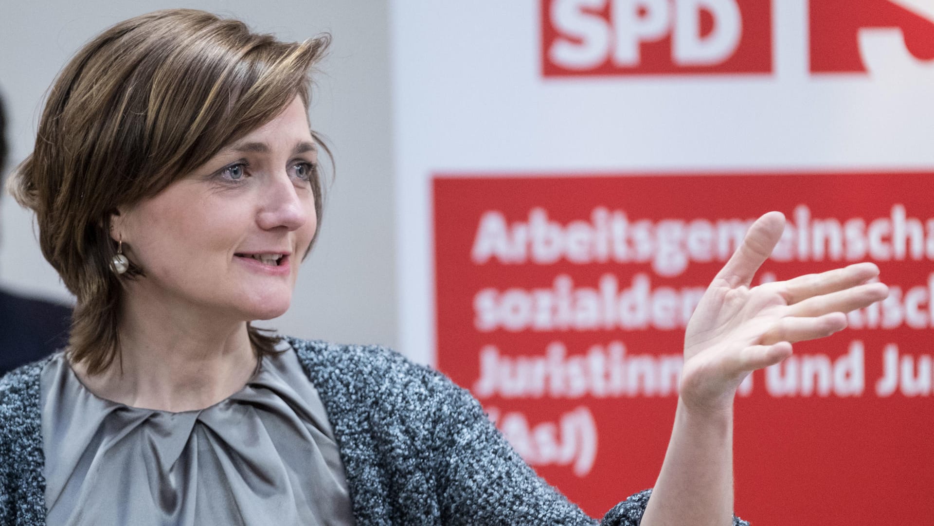 Simone Lange tourt durch Deutschland: Die Flensburger Oberbürgermeisterin will SPD-Vorsitzende werden. Obwohl ihre Konkurrentin Fraktionsvorsitzende Andrea Nahles ist, sieht sie sich nicht als chancenlos.