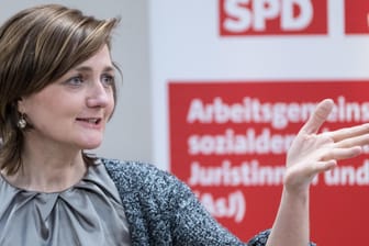 Simone Lange tourt durch Deutschland: Die Flensburger Oberbürgermeisterin will SPD-Vorsitzende werden. Obwohl ihre Konkurrentin Fraktionsvorsitzende Andrea Nahles ist, sieht sie sich nicht als chancenlos.
