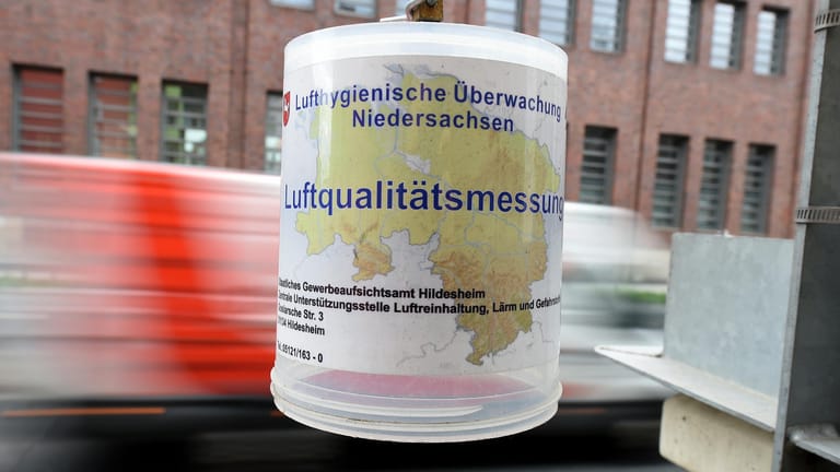 Messstation am Straßenrand: Werden die Luftwerte nicht besser, kann es zu Fahrverboten kommen. Sehr hohe Emissionen und Versäumnisse der Städte ebneten dafür den Weg.