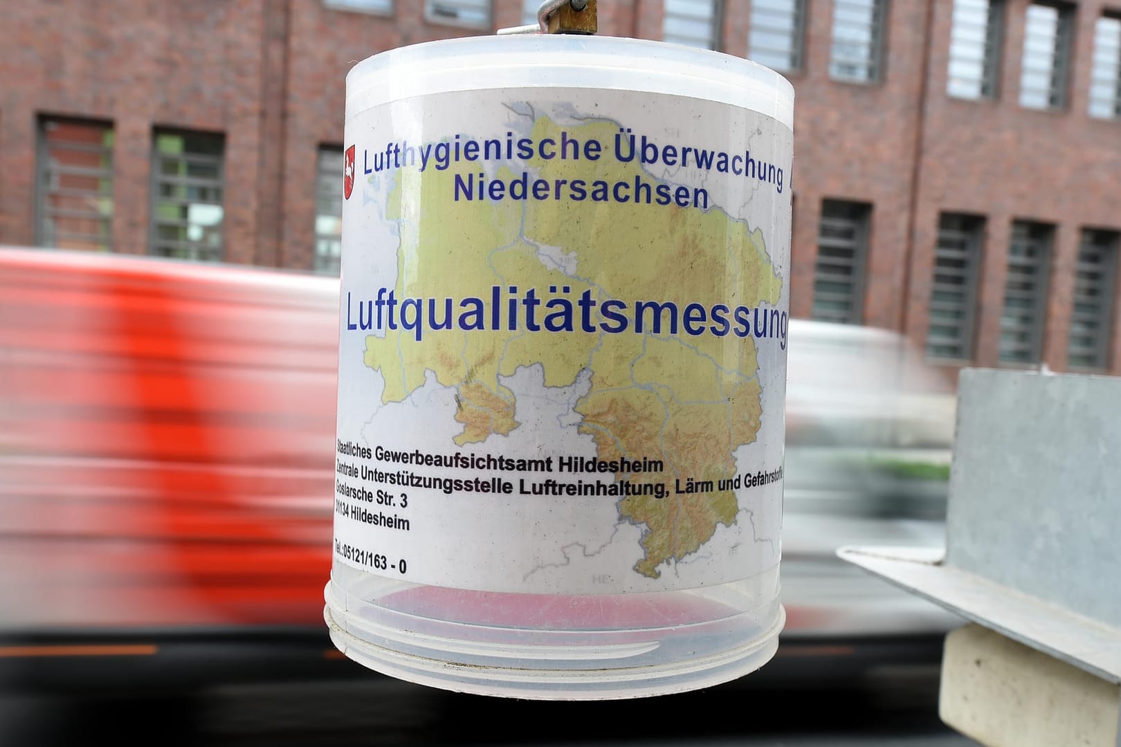 Messstation am Straßenrand: Werden die Luftwerte nicht besser, kann es zu Fahrverboten kommen. Sehr hohe Emissionen und Versäumnisse der Städte ebneten dafür den Weg.