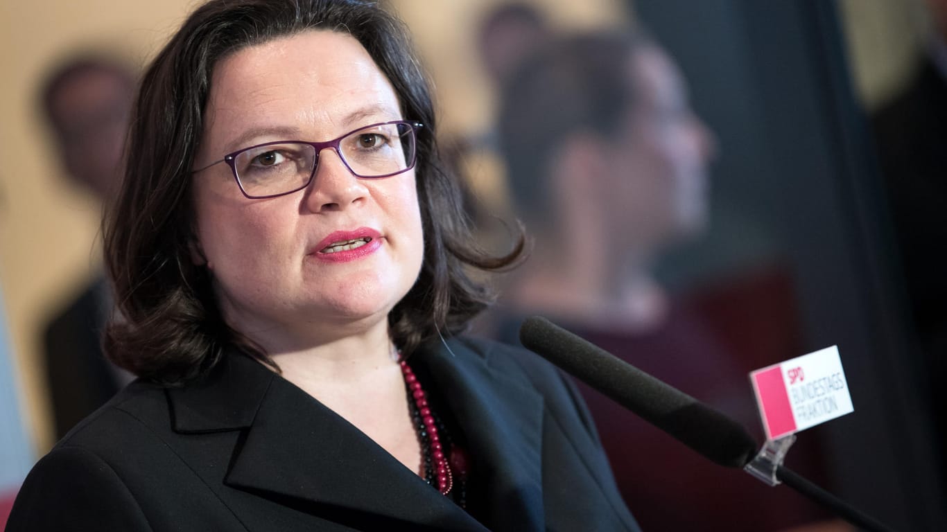 Andrea Nahles gilt als Favoritin bei der Wahl zur neuen SPD-Chefin. Dass die SPD-Führung die Wahl ursprünglich unter sich ausmachen wollte, kritisiert Gegenkandidatin Simone Lange scharf.