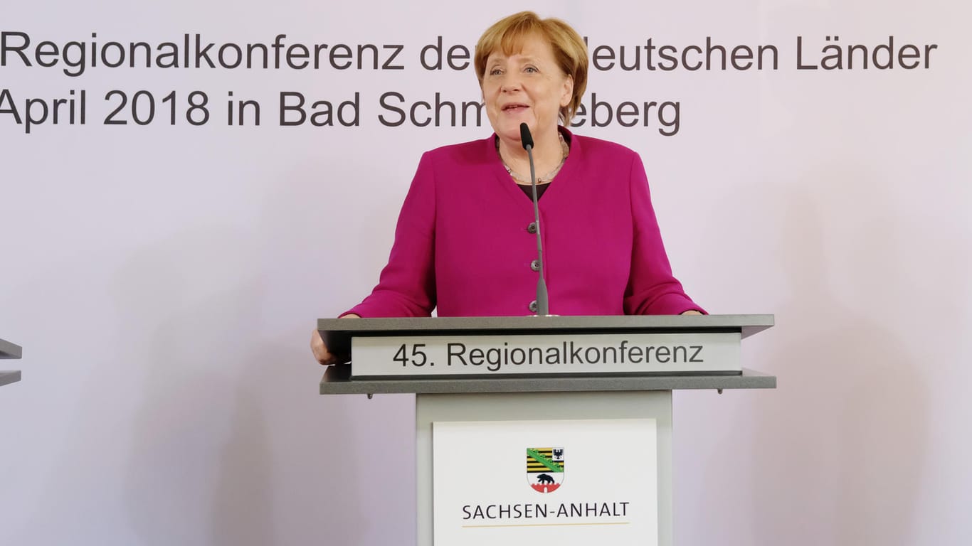 Angela Merkel spricht auf der Regionalkonferenz der ostdeutschen Bundesländer: Zwischen Ost und West gebe es nach wie vor strukturelle Unterschiede.