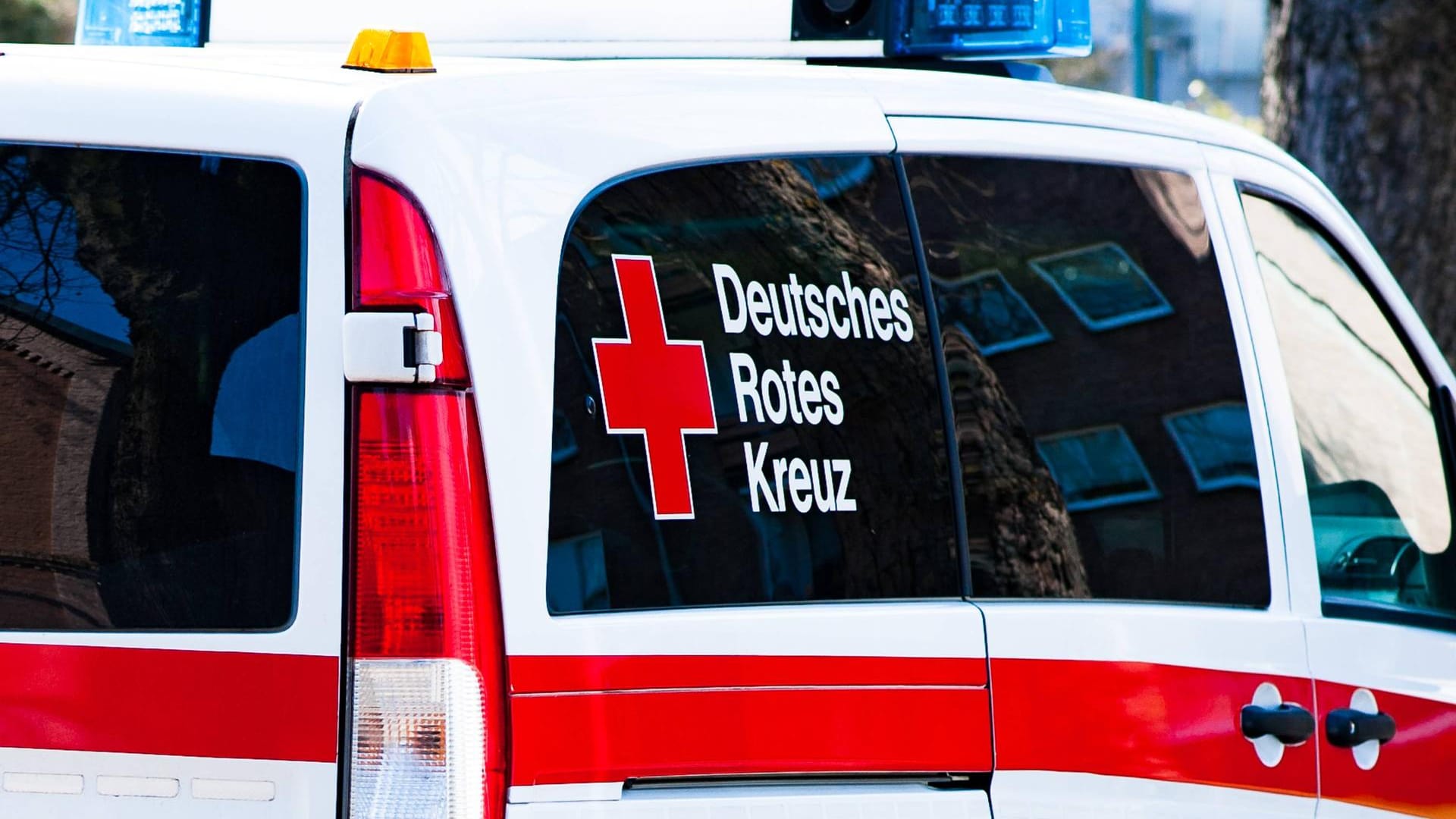 Ein Krankenwagen muss zur Hilfe kommen: Ein Mann hat versehentlich seinen mit einem Transporter überrollt.