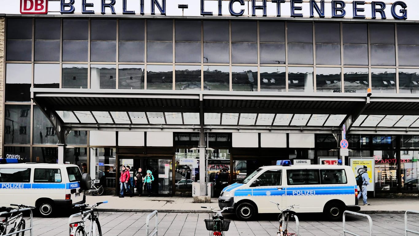 Der Bahnhof Berlin-Lichtenberg mit Polizeiautos vor seinen Eingängen: Der mutmaßliche Täter einer brutalen Vergewaltigung eines 40-Jährigen Mannes, hat sich gestellt.