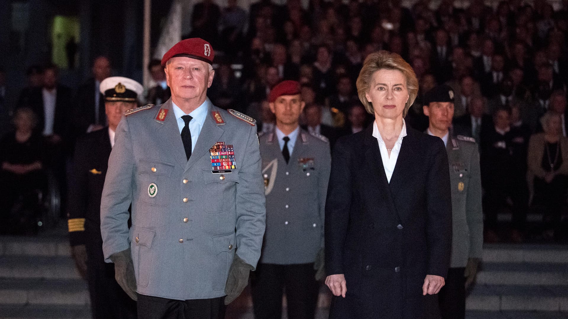 Großer Zapfenstreich: Verteidigungsministerin Ursula von der Leyen verabschiedet den scheidenden Generalinspekteur der Bundeswehr, Volker Wieker. Großer Zapfenstreich: Verteidigungsministerin Ursula von der Leyen verabschiedet den scheidenden Generalinspekteur der Bundeswehr, Volker Wieker.