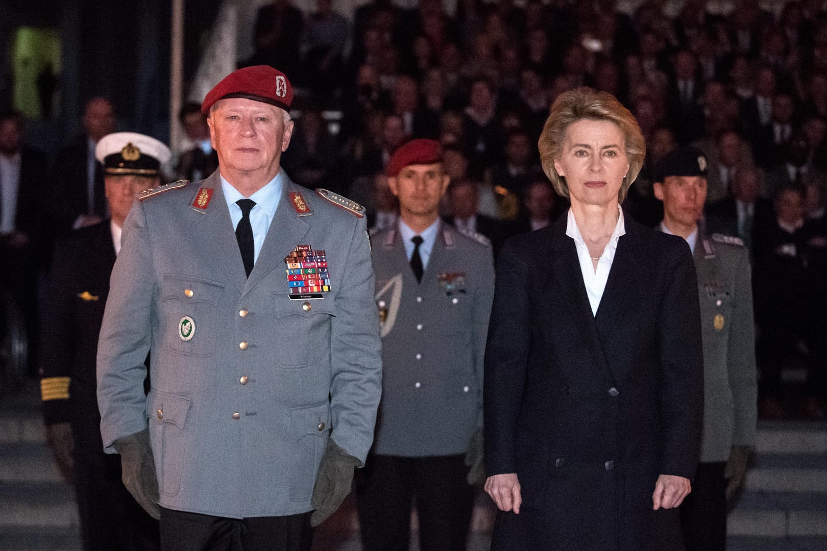 Großer Zapfenstreich: Verteidigungsministerin Ursula von der Leyen verabschiedet den scheidenden Generalinspekteur der Bundeswehr, Volker Wieker.