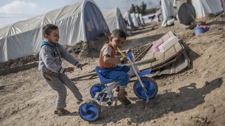 Spielende Kinder in einem Camp für irakische Binnenflüchtlinge bei Bagdad: Die EU hat sich voriges Jahr auf Umsiedlungsprogramm für 50.000 besonders schutzbedürftige Flüchtlinge geeinigt.