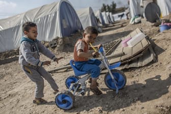 Spielende Kinder in einem Camp für irakische Binnenflüchtlinge bei Bagdad: Die EU hat sich voriges Jahr auf Umsiedlungsprogramm für 50.000 besonders schutzbedürftige Flüchtlinge geeinigt.