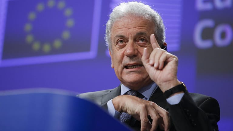 EU-Flüchtlingskommissar Dimitris Avramopoulos: Lob für die Aufnahme von Flüchtlingen, Kritik an den verlängerten Grenzkontrollen.