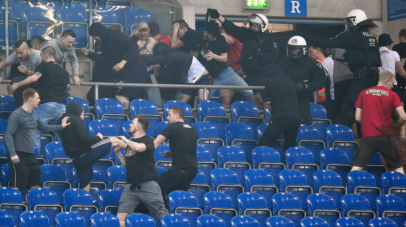 Schalker und Frankfurter Fans prügeln sich noch im Stadion: Die Polizei muss mit Pfefferspray eingreifen.