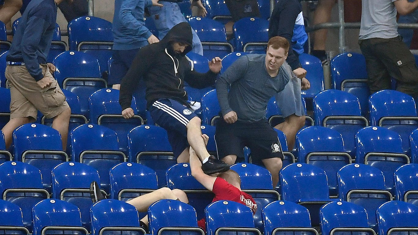 Ein Schalker Fan trifft einen Frankfurter gegen den Kopf: Beide Seiten gingen mit großer Brutalität vor.