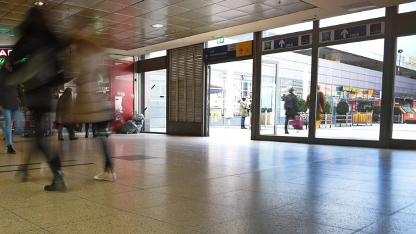 Am Nordwestausgang des Hauptbahnhofs von Hannover hatte die damals 15-Jährige einen Polizisten mit einem Messer schwer verletzt.