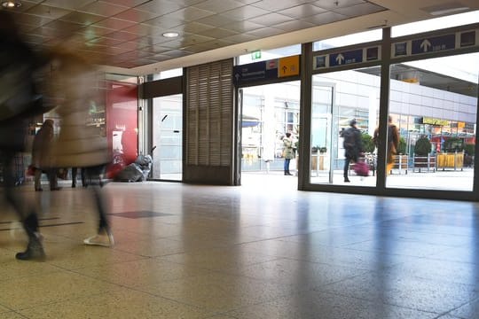 Am Nordwestausgang des Hauptbahnhofs von Hannover hatte die damals 15-Jährige einen Polizisten mit einem Messer schwer verletzt.