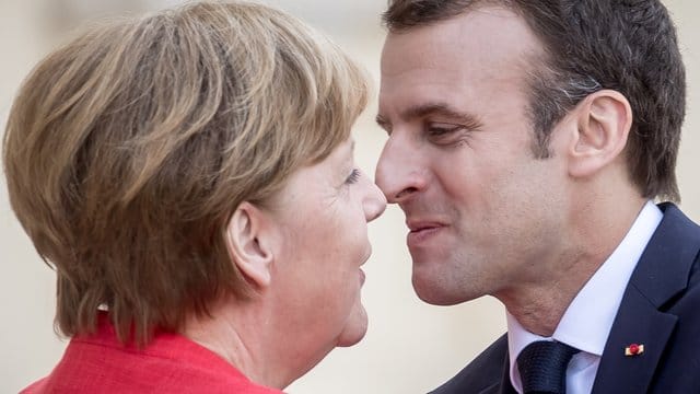 Bundeskanzlerin Angela Merkel begrüßt den französischen Präsidenten Emmanuel Macron im Humboldt-Forum im Berliner Schloss. Bundeskanzlerin Angela Merkel begrüßt den französischen Präsidenten Emmanuel Macron im Humboldt-Forum im Berliner Schloss.
