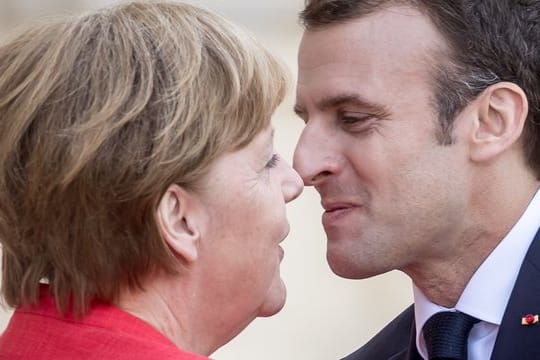 Bundeskanzlerin Angela Merkel begrüßt den französischen Präsidenten Emmanuel Macron im Humboldt-Forum im Berliner Schloss.