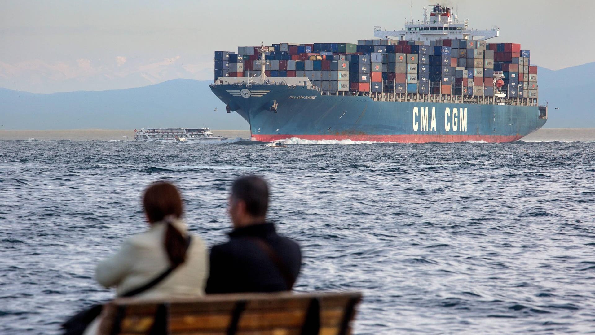Containerschiff auf dem Bosporus: Die Zustimmung zum Freihandel ist in Deutschland zuletzt wieder gestiegen.