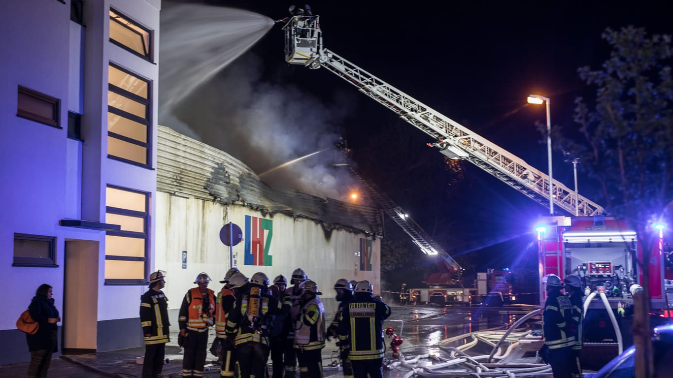 Großeinsatz der Limburger Feuerwehr: Beim Brand eines Baumarktes ist ein Schaden von mehreren Hunderttausend Euro entstanden.