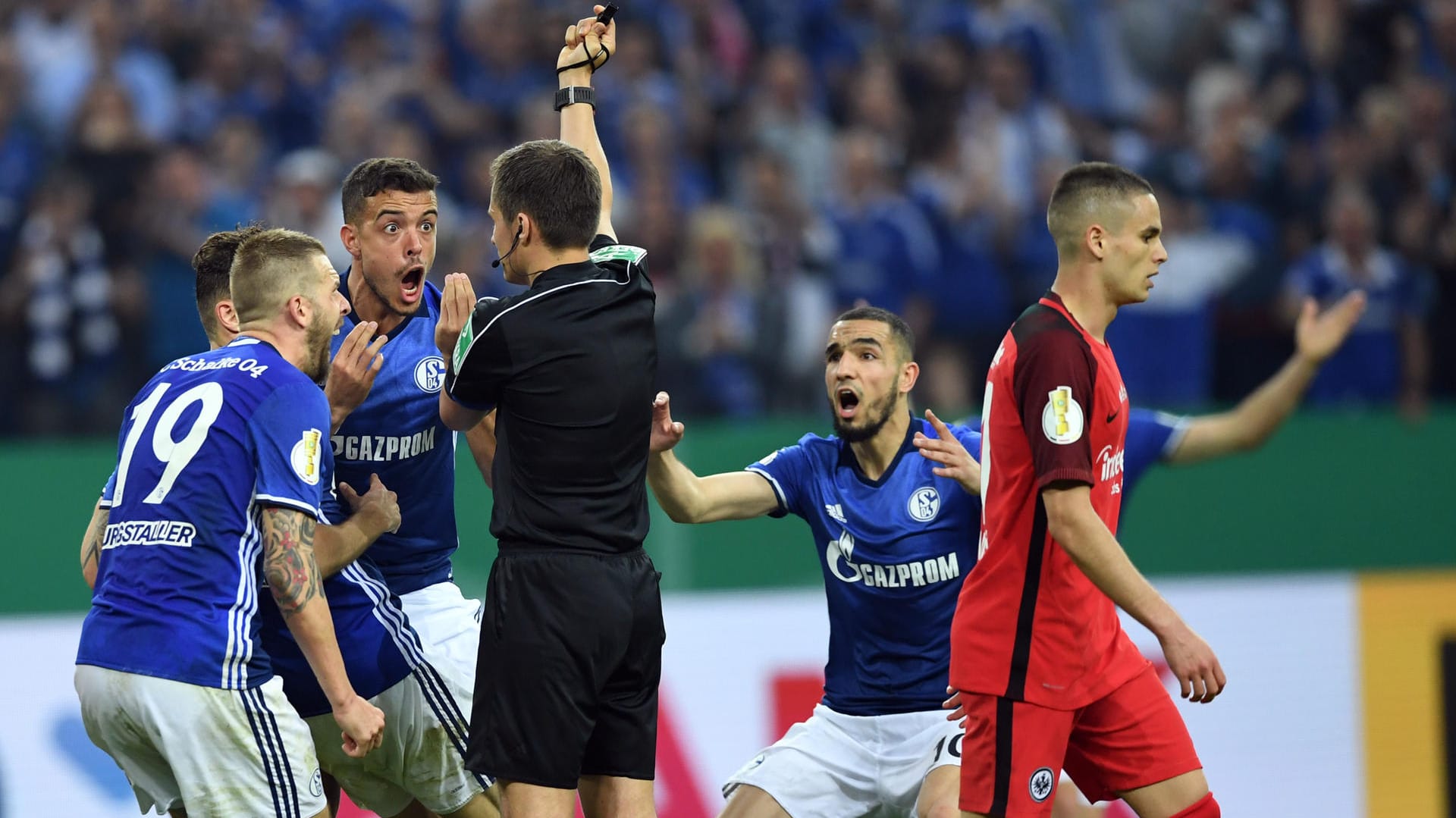 Robert Hartmann entscheidet auf Handspiel und gibt den Schalker Treffer nicht: Franco Di Santo (M.) und Kollegen sind entsetzt.