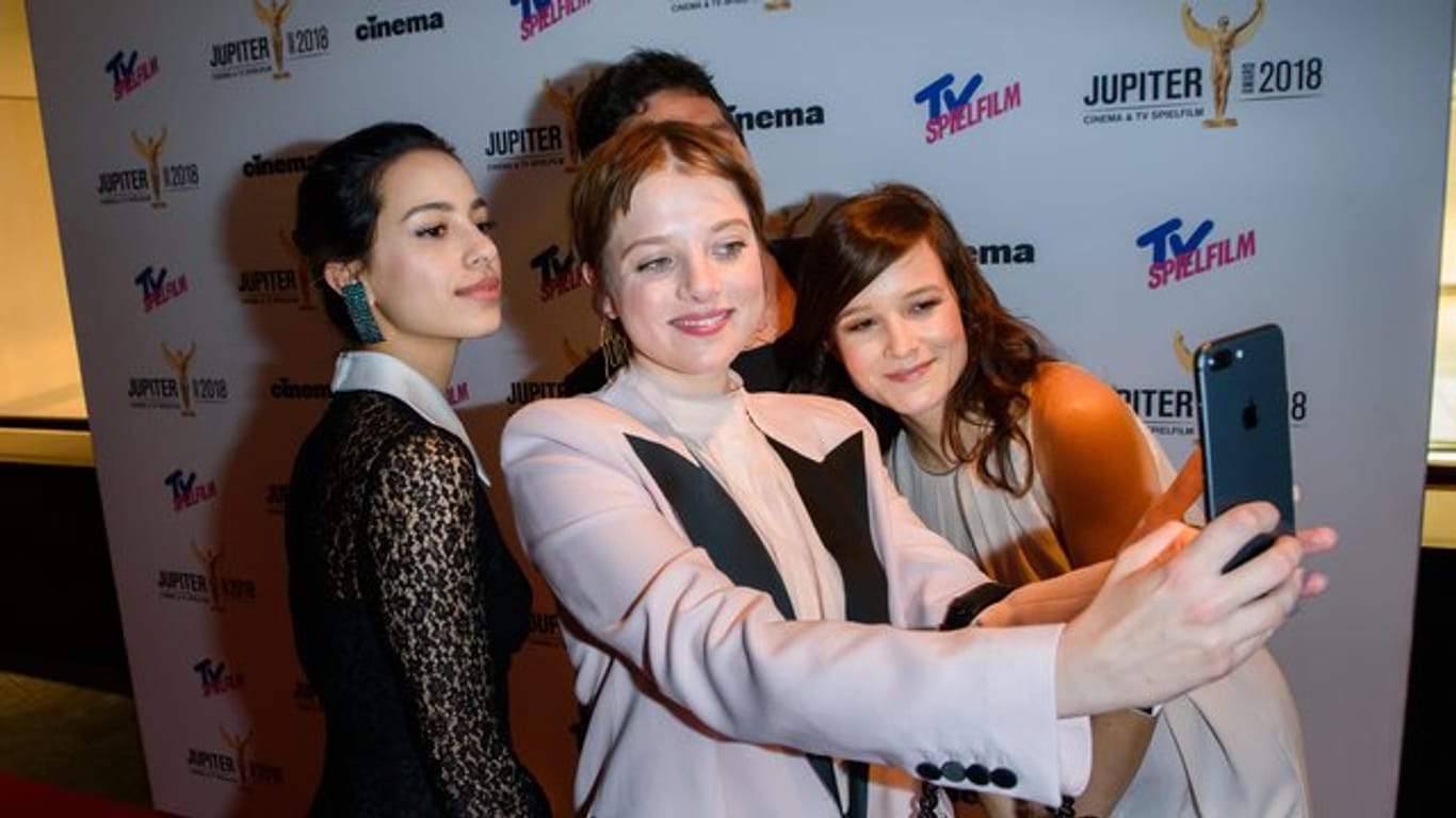 Gizem Emre (l-r), Jella Haase, Bora Dagtekin und Lena Schönmann halten bei den Jupiter Awards den Moment fest.