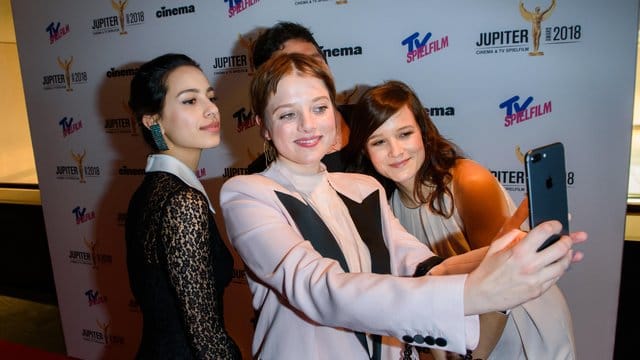 Gizem Emre (l-r), Jella Haase, Bora Dagtekin und Lena Schönmann halten bei den Jupiter Awards den Moment fest.