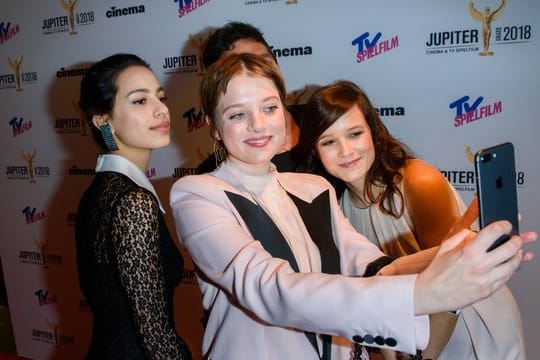 Gizem Emre (l-r), Jella Haase, Bora Dagtekin und Lena Schönmann halten bei den Jupiter Awards den Moment fest.