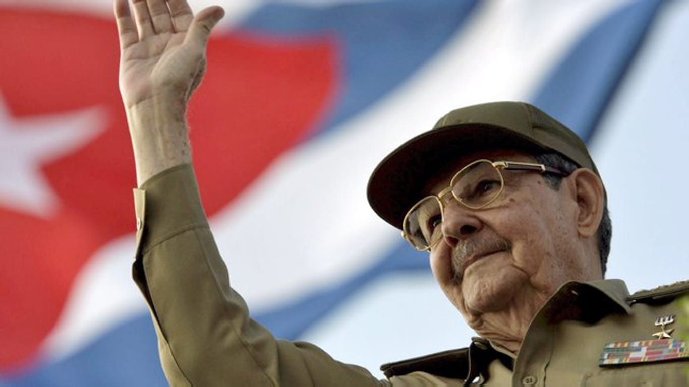Raul Castro während einer Parade zum 1.