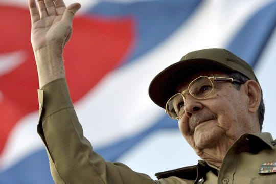 Raul Castro während einer Parade zum 1.