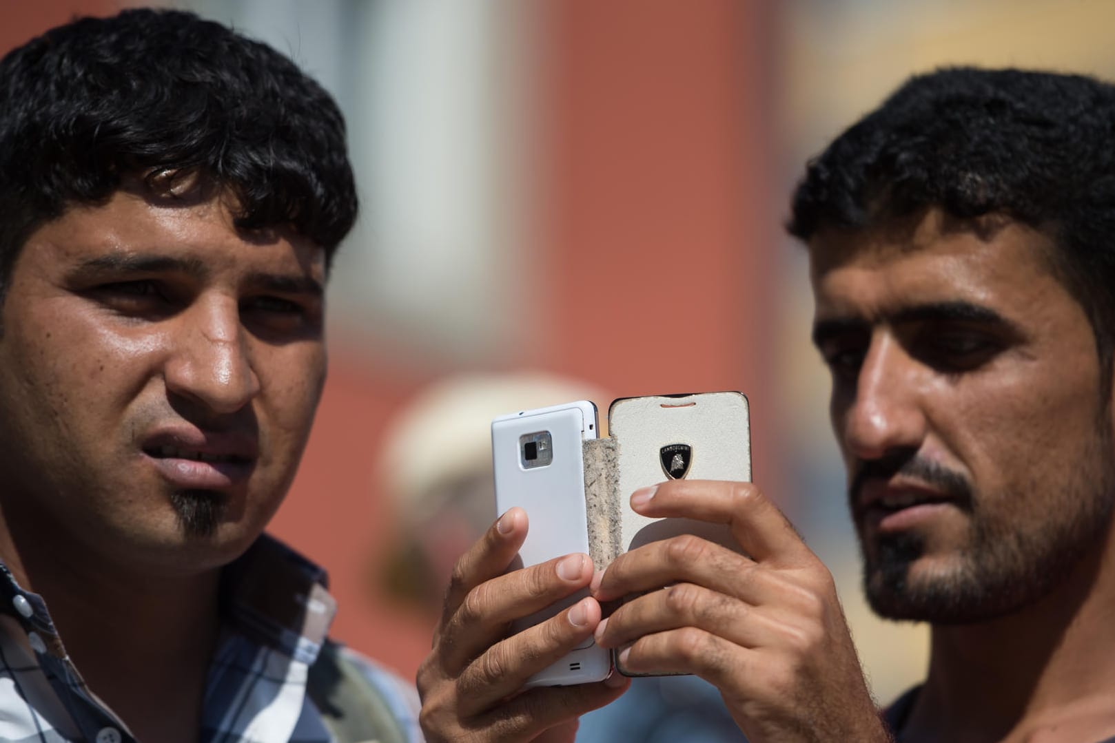 Flüchtlinge bedienen ihr Handy: In Österreich soll das Asylrecht erheblich verschärft werden.