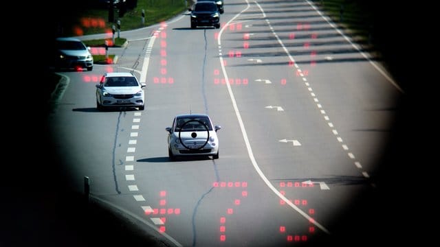 Im Sucher einer Laserpistole der Polizei wird die Entfernung eines entgegenkommenden Fahrzeugs (312 Meter, oben) und die Geschwindigkeit von 75 Stundenkilometern angezeigt. Im Sucher einer Laserpistole der Polizei wird die Entfernung eines entgegenkommenden Fahrzeugs (312 Meter, oben) und die Geschwindigkeit von 75 Stundenkilometern angezeigt.