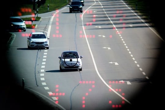 Im Sucher einer Laserpistole der Polizei wird die Entfernung eines entgegenkommenden Fahrzeugs (312 Meter, oben) und die Geschwindigkeit von 75 Stundenkilometern angezeigt.