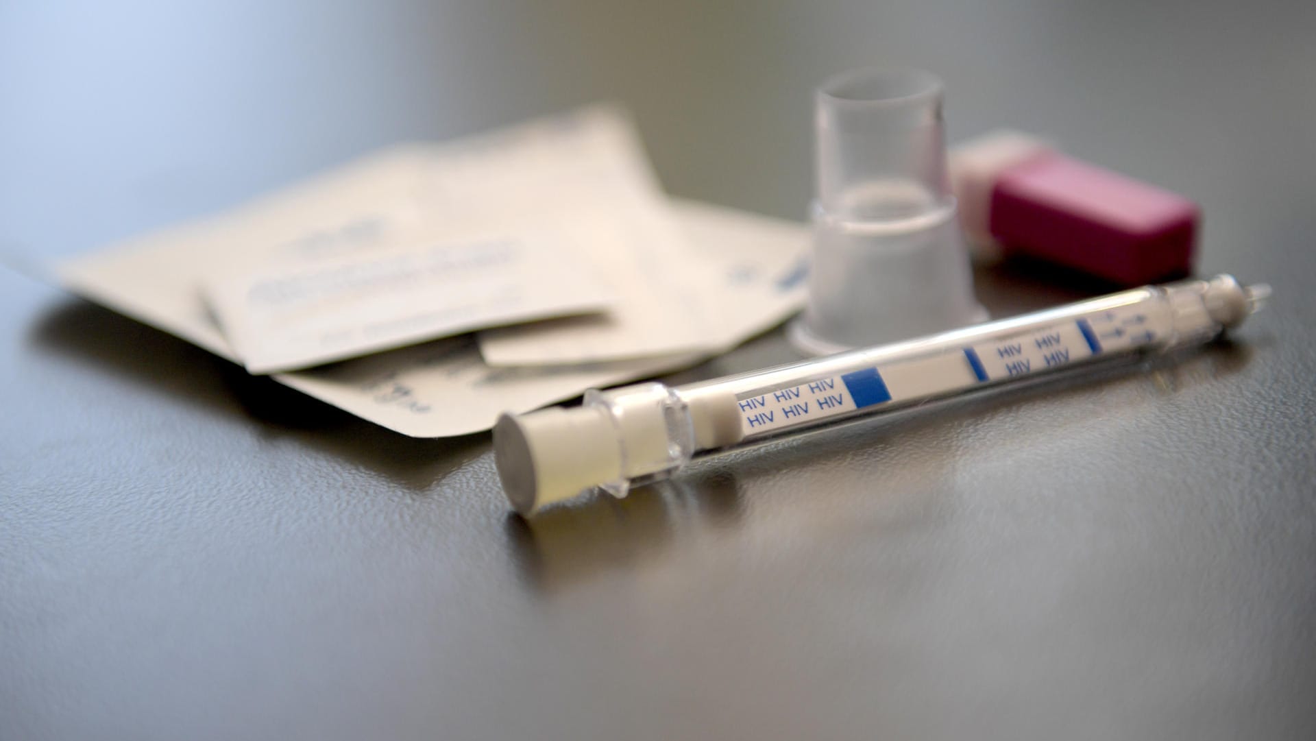 Ein HIV-Schnelltest: Ein Brite hat fünf Männer absichtlich mit dem Aids-Erreger infiziert und wurde nun zu zwölf Jahren Haft verurteilt. (Symbolbild) Ein HIV-Schnelltest: Ein Brite hat fünf Männer absichtlich mit dem Aids-Erreger infiziert und wurde nun zu zwölf Jahren Haft verurteilt. (Symbolbild)