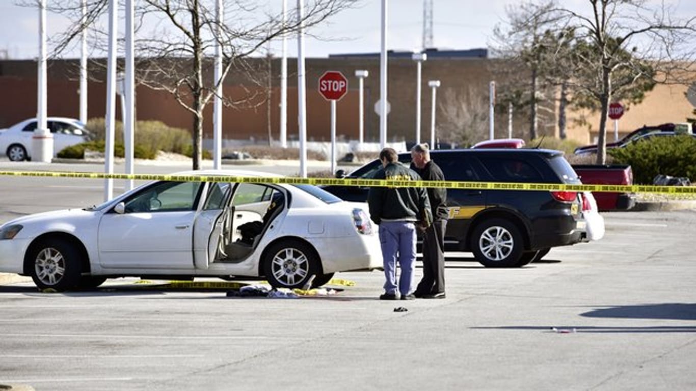 Polizisten untersuchen den Ort des Dramas auf einem Parkplatz in Merrillville.