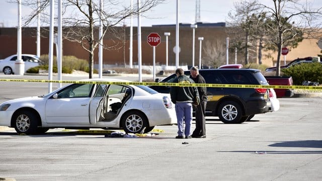Polizisten untersuchen den Ort des Dramas auf einem Parkplatz in Merrillville. Polizisten untersuchen den Ort des Dramas auf einem Parkplatz in Merrillville.