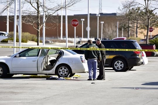 Polizisten untersuchen den Ort des Dramas auf einem Parkplatz in Merrillville.