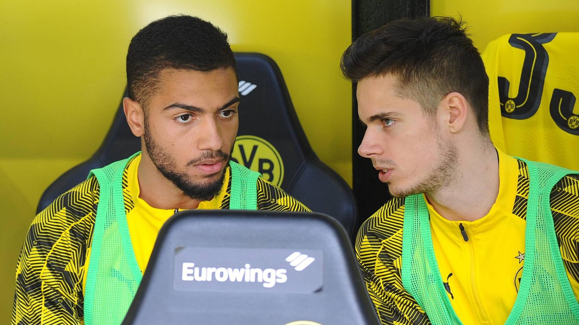 Jeremy Toljan (l.) im Gespräch mit Julian Weigl: Der Rechtsverteidiger sitzt beim BVB oft auf der Bank.