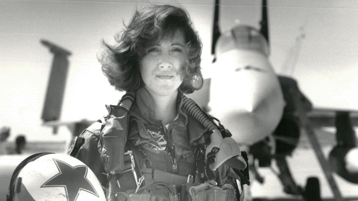 Tammie Jo Shults auf einem Foto aus dem Jahr 1992: Die ehemalige Navy-Pilotin landete ein Passagierflugzeug nach der Explosion eines Triebwerks sicher in Philadelphia.