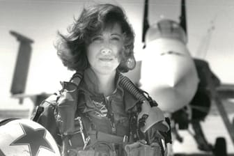 Tammie Jo Shults auf einem Foto aus dem Jahr 1992: Die ehemalige Navy-Pilotin landete ein Passagierflugzeug nach der Explosion eines Triebwerks sicher in Philadelphia.