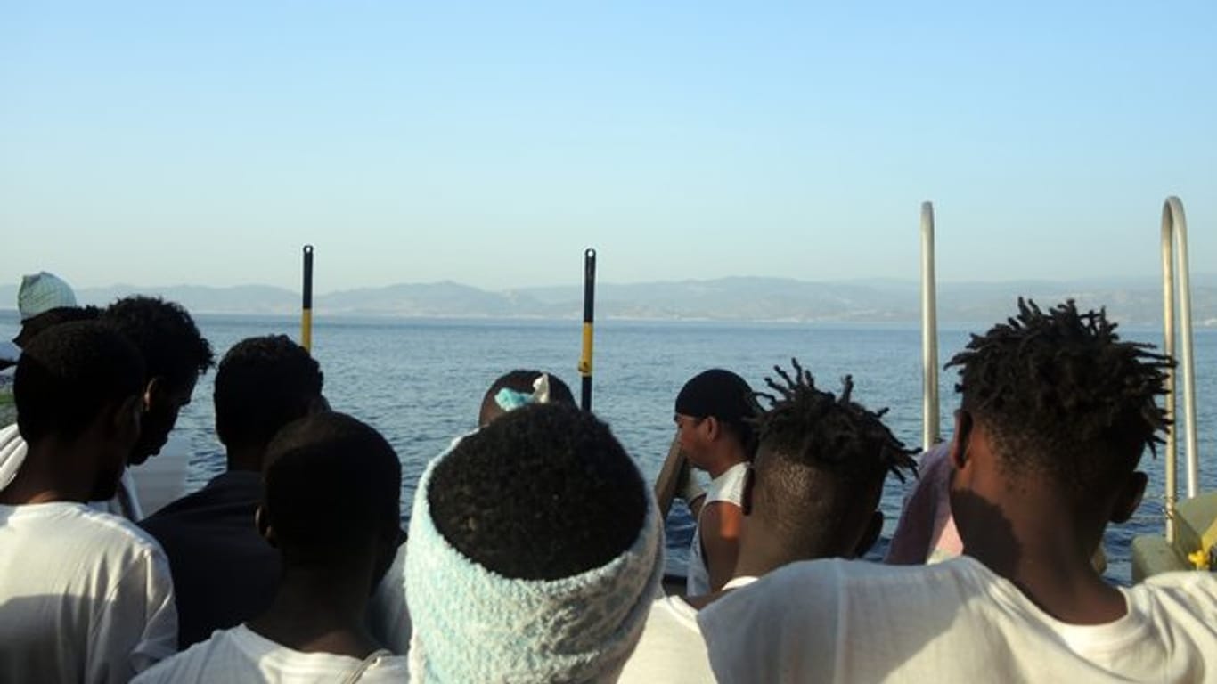 Europa in Sicht: Aus dem Mittelmeer gerettete Flüchtlinge auf einem Rettungsschiff vor der italienischen Küste.