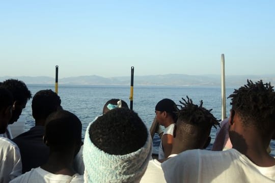 Europa in Sicht: Aus dem Mittelmeer gerettete Flüchtlinge auf einem Rettungsschiff vor der italienischen Küste.