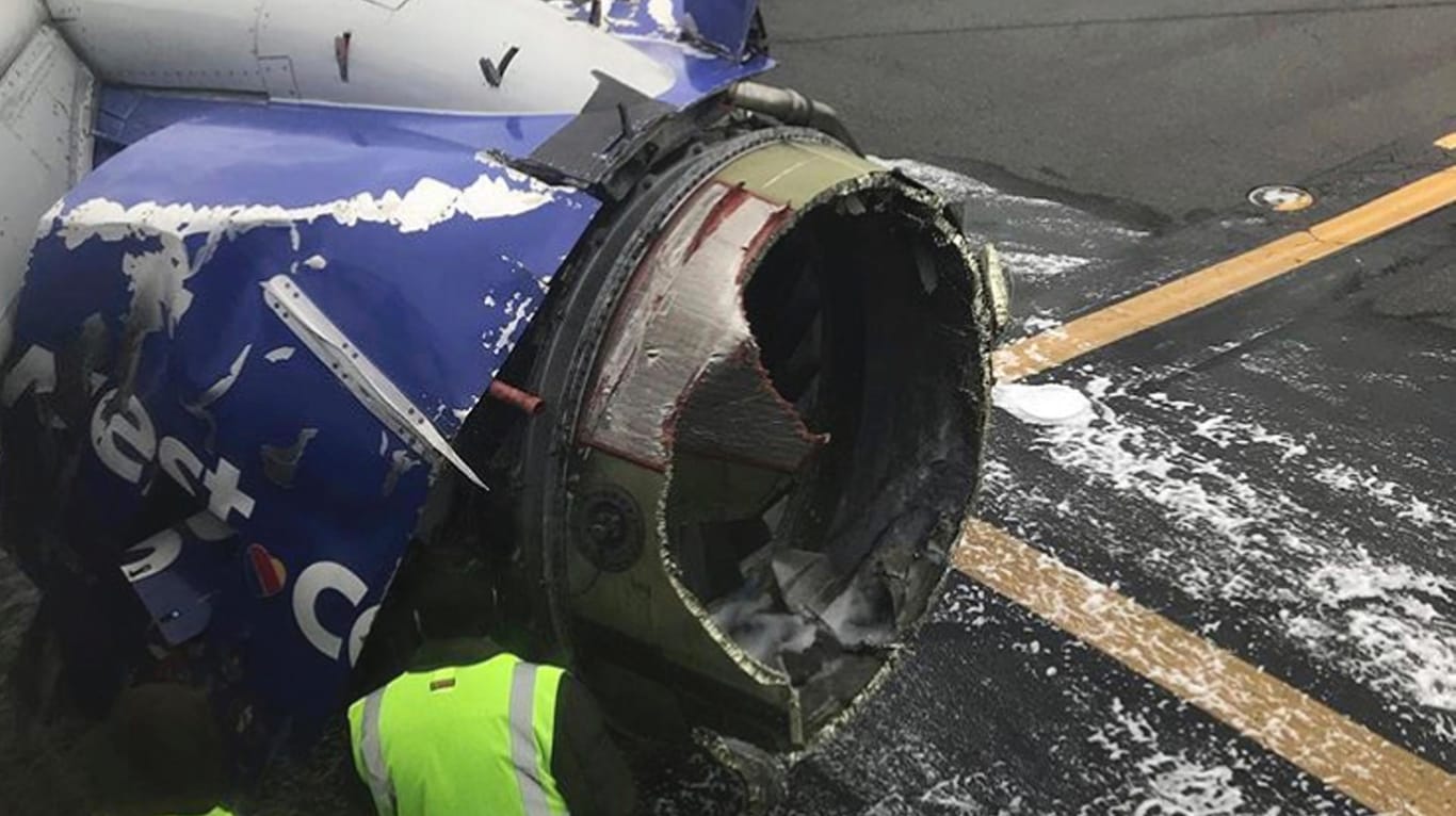 Flughafen Philadelphia: Experten untersuchen das explodierte Triebwerk nach der Notlandung.
