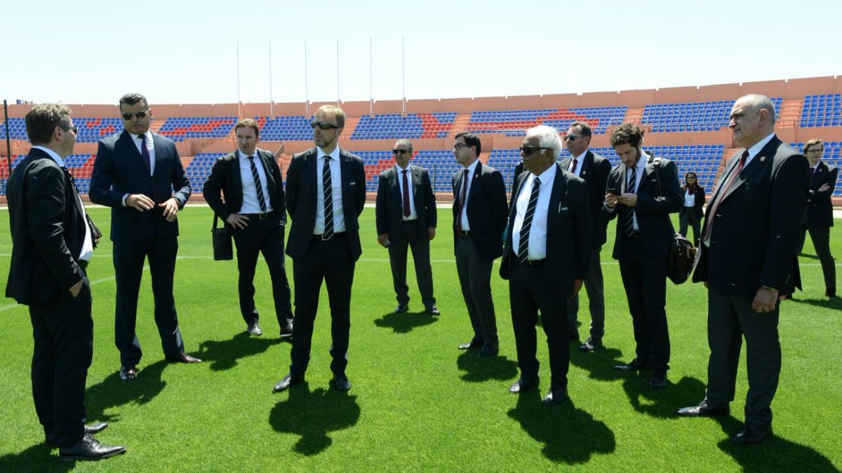 Herren in Schwarz: Die Fifa-Delegation in einem Stadion in Marakesch, das als Trainingsstätte bei einer möglichen WM 2026 dienen soll. Am gleichen Tag reiste die Delegation weiter nach Agadir.