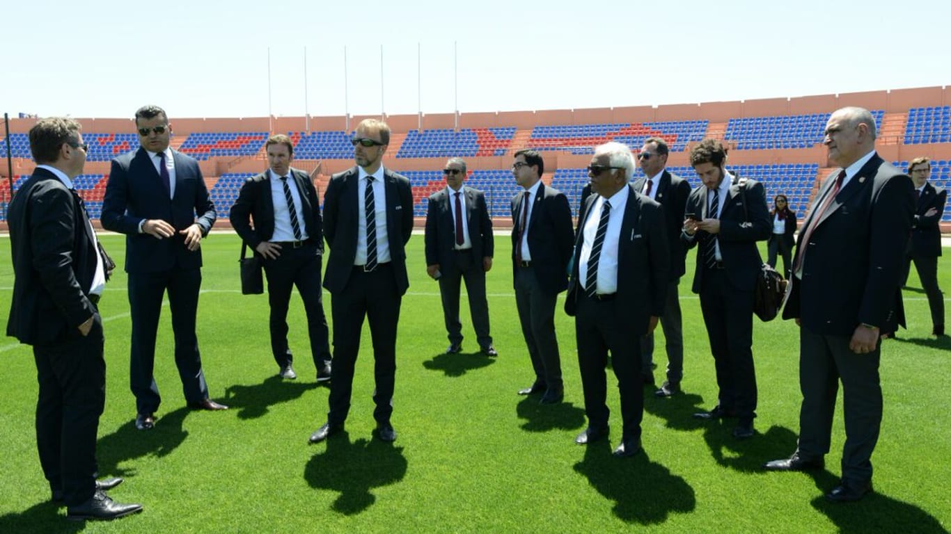 Herren in Schwarz: Die Fifa-Delegation in einem Stadion in Marakesch, das als Trainingsstätte bei einer möglichen WM 2026 dienen soll. Am gleichen Tag reiste die Delegation weiter nach Agadir.