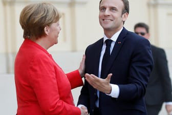 Kanzlerin Angela Merkel begrüßt den französischen Präsidenten Emmanuel Macron in Berlin: Gestritten wird vor allem ums Geld.