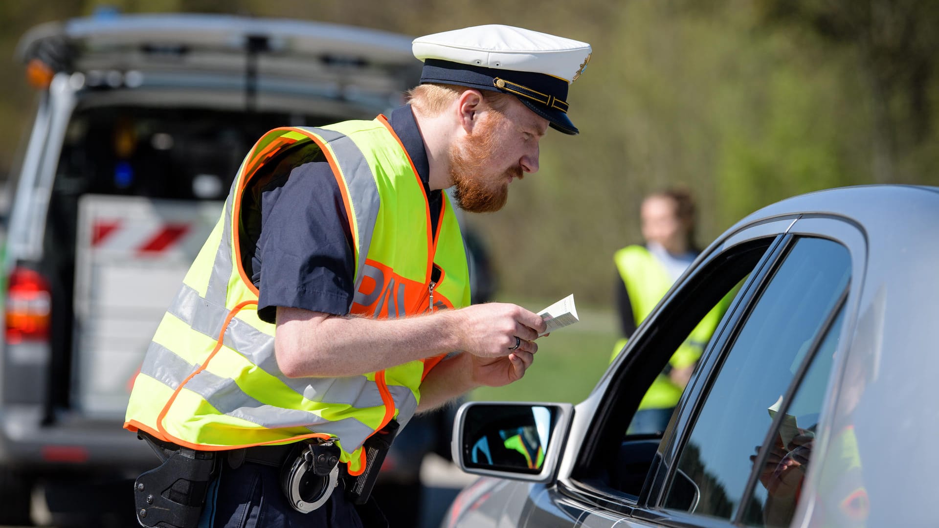 Polizeikontrolle: Der Blitzermarathon steht in der Kritik, weil er Raser nicht mal am Tag der Aktion stoppen könne. Außerdem fehlten die beteiligten Beamten an anderen wichtigen Stellen. Polizeikontrolle: Der Blitzermarathon steht in der Kritik, weil er Raser nicht mal am Tag der Aktion stoppen könne. Außerdem fehlten die beteiligten Beamten an anderen wichtigen Stellen.