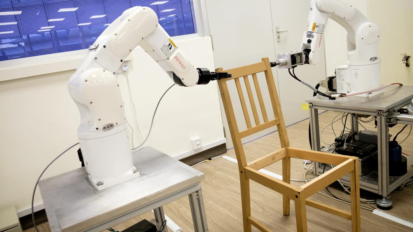 Roboter bauen in Singapur einen Ikea-Stuhl zusammen