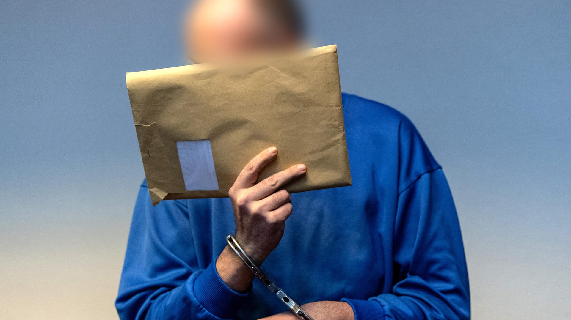 Der wegen Kindesmissbrauchs Angeklagte kommt in den Saal des Landgerichts: Der 41 Jahre alte Markus K. wurde zu zehn Jahren Haft verurteilt. Der wegen Kindesmissbrauchs Angeklagte kommt in den Saal des Landgerichts: Der 41 Jahre alte Markus K. wurde zu zehn Jahren Haft verurteilt.