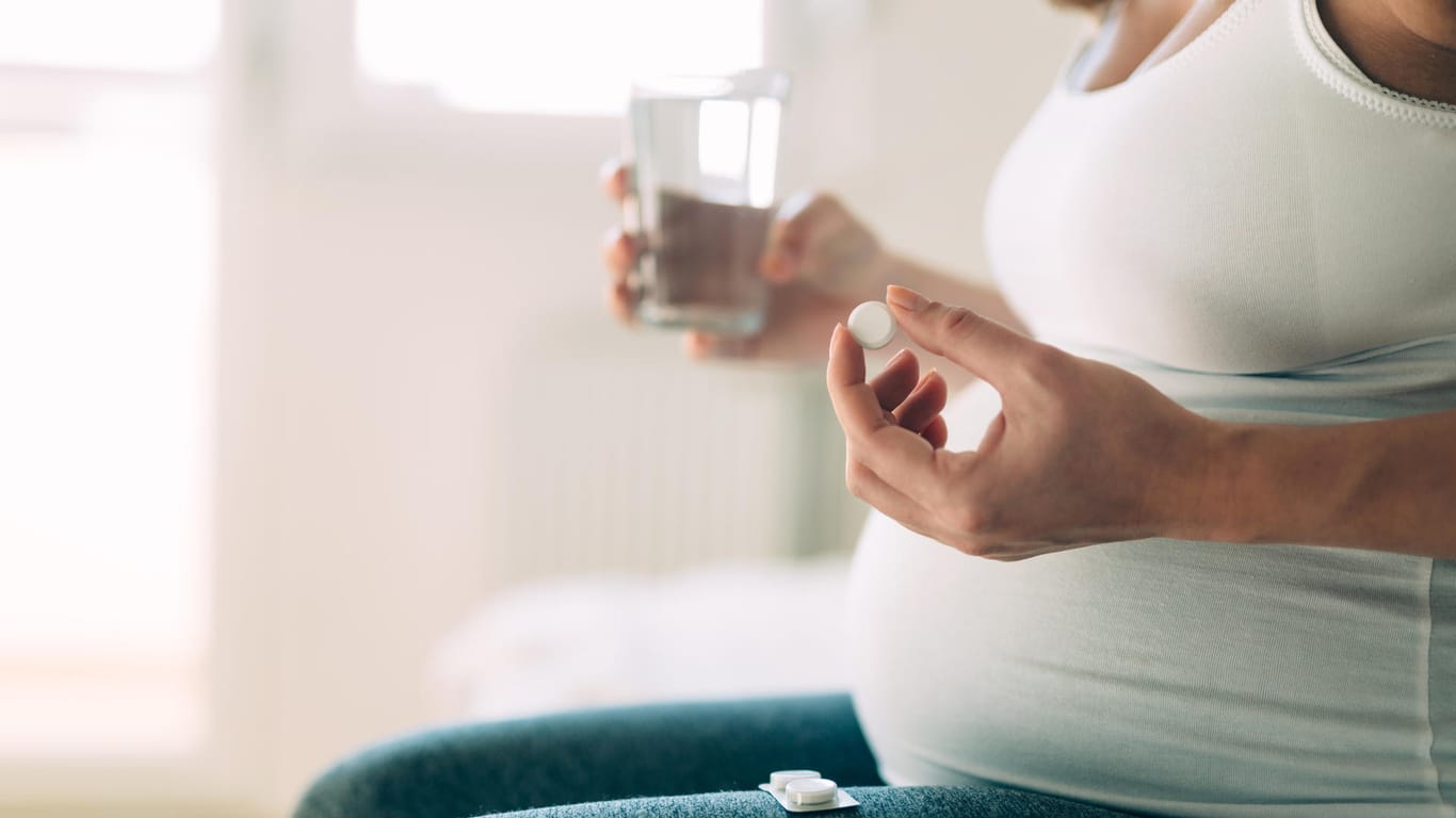 Schwangere Frau: Schmerzmittel beeinflussen die Entwicklung des ungeborenen Kindes.