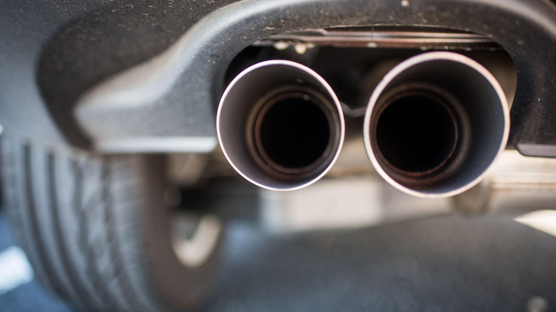 Auspuff eines Schummeldiesels: Damit sich Skandale wie um Volkswagen nicht wiederholen, hat die EU-Kommission neue Regeln auf den Weg gebracht. Auspuff eines Schummeldiesels: Damit sich Skandale wie um Volkswagen nicht wiederholen, hat die EU-Kommission neue Regeln auf den Weg gebracht.